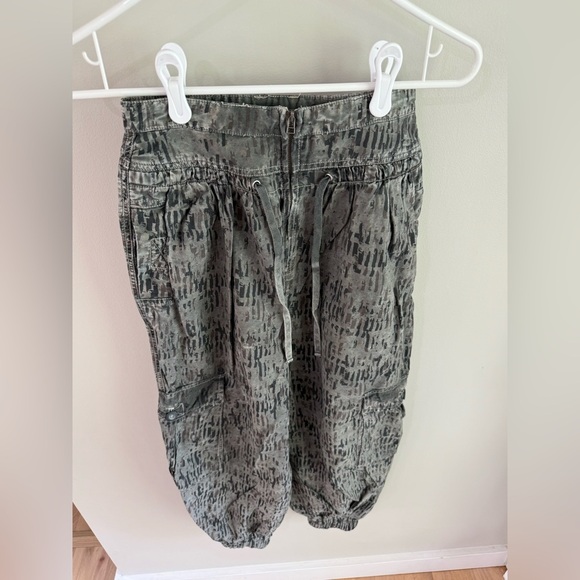 Free People Fly Away Printed Cargo Parachute Pants - Size 0 - Picture 6 of 14